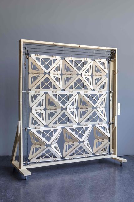 Diese Bachelorarbeit ist ein Prototyp eines beweglichen Verschattungssystems aus Holz, digital geplant, simuliert und gefertigt. Inspirator für das Design: Ein Origami-Schmetterling.